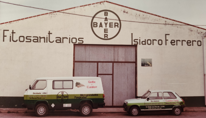 Isidoro Ferrero e Hijos - fachada y coches de la empresa en su creación
