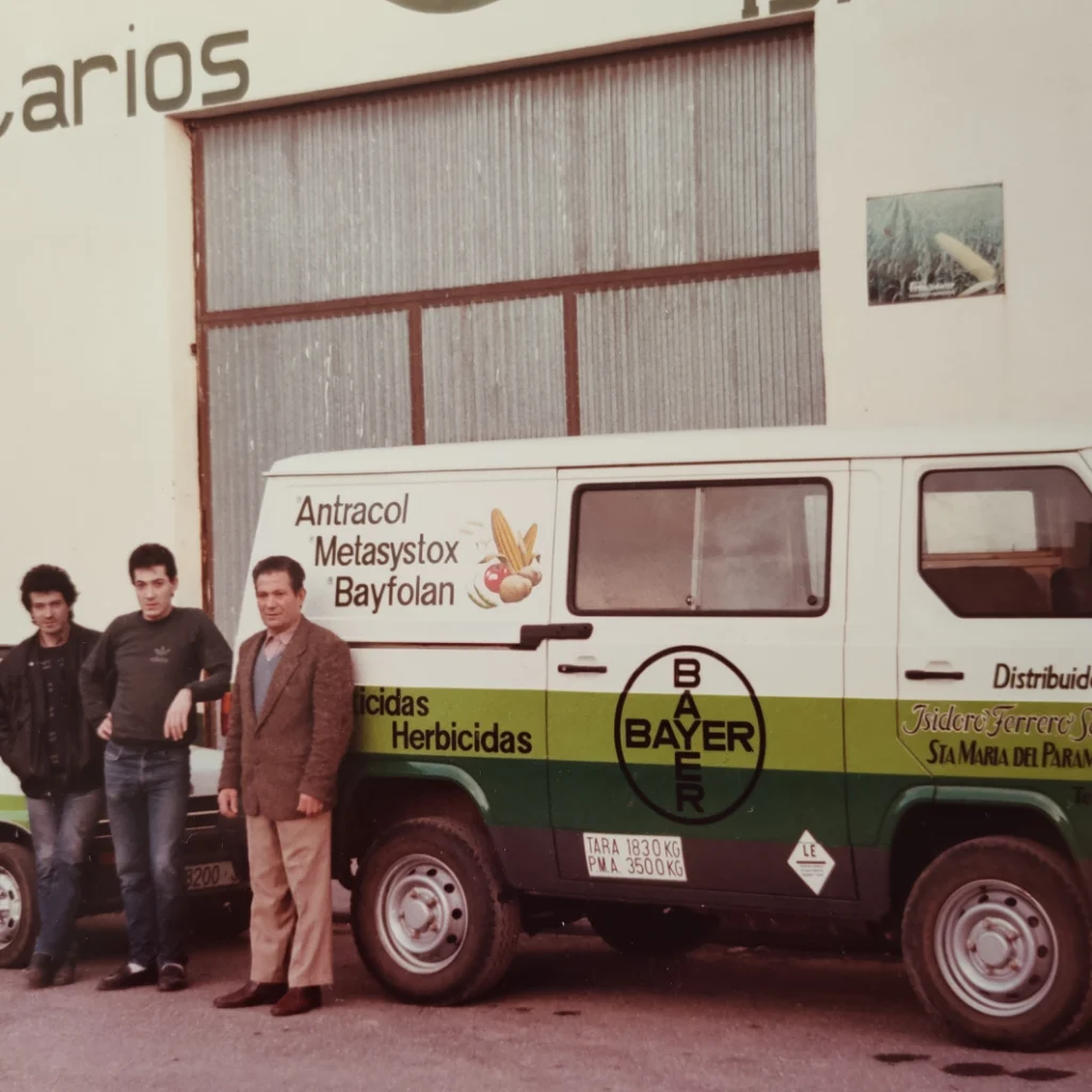 Isidoro Ferrero e Hijos - foto fundadores de le empresa en la entrada